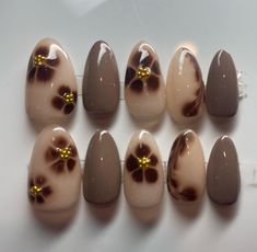 Matériau : tous peints à la main à l'aide de produits pour les ongles de haute qualité. Après-ongles. Gel colorant VBeauty Pure and Après. Dimensionnement : TP : 14, 11, 12, 10, 8 mm P : 15, 12, 13, 11, 8 mm H : 16, 12, 13, 11, 9 mm L : 17, 13, 14, 12, 10 mm XL : 17, 14, 15, 13, 11 mm Les dimensions ne correspondent pas à vos ongles ? Pas de problème. Sélectionnez l'option Personnalisé sous la taille et envoyez les mesures dans la boîte de personnalisation. Ce qui est inclus : 10 pressions sur l Brown Nails Design Almond, Gel Nails Brown, Teddy Bear Nails, Brown Fall Nails, Brown Nail, Brown Nails Design, Bears Nails, Nail Drawing, M 16