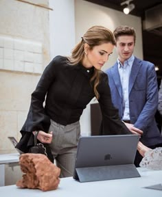 Casual Business Outfits, Office Wear Dresses, Fab Lab, Lawyer Fashion, Queen Rania, Apple Laptop, Mode Casual, Mode Inspo