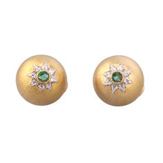 Pair of 18k gold Macri earrings by Buccellati, with emeralds. DESIGNER: Buccellati MATERIAL: 18k Gold GEMSTONES: Emerald DIMENSIONS: Earrings are 15mm in diameter. MARKED/TESTED: Buccellati, Italy, 750. WEIGHT: 13.3 grams CONDITION: Previously Owned/ Excellent Condition Shell Clothes, Emerald Gold Earrings, Buccellati Bracelet, Buccellati Earrings, Buccellati Jewelry, Jewelry Dress, Jewelry Emerald, Color Pairing, Jewellery Earrings