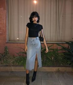 Aquarius Venus Style Outfits, Long Jean Skirt Outfits Fall, Midi Skirt Aesthetic, Modest Outfit Aesthetic, Curvy Petite Outfits, Long Denim Skirt Outfits, Skirt Outfits For Women, Conservative Outfits, Look Grunge