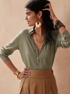 Classic Shirt | Banana Republic Cheap Khaki Tops For Work, Luxury Business Casual Dress Shirt For Fall, Women's Khaki Shirt, Affordable Fall Business Dress Shirt, Womens Shirts Office, Linen Shirts Women Office, Holiday Suitcase, Chic Office Wear, Awesome Outfits