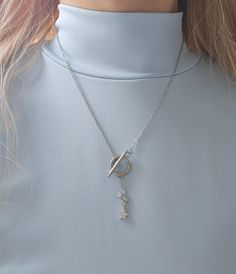 Collier fleurs à bascule, collier à bascule en argent, tour de cou à bascule, collier imperméable, collier superposé en argent, collier chaîne pour cadeau femme Bienvenue dans ma jolie boutique. Vous êtes au bon endroit au bon moment :) Nos bijoux sont créés avec soin et passion, mais nous pensons que l'amour est la chose la plus importante au monde. Les bijoux sont un moyen d'exprimer votre style, mais c'est aussi un moyen de montrer au monde qui vous êtes. Et il est important que nous nous en Silver Flower Necklace, Layered Necklaces Silver, Toggle Necklace, Sell Gold, Flower Necklace, Layered Necklaces, Chains Necklace, Gold Filled, Womens Necklaces