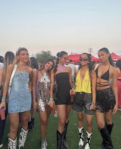 Palm Tree Festival Outfit, Love Saves The Day Festival Outfit, Latina Festival Outfit, Lalapoolza Outfits, Lollapooza Outfits, Ubbi Dubbi Festival Outfits, Rave Party Theme Outfit, Festival Outfit Comfy, Retro Festival Outfits