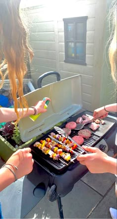 Friends having a BBQ Bbq Friends Aesthetic, Cookout With Friends, Summer Cooking Aesthetic, Bbq With Friends Aesthetic, Summer Barbecue Aesthetic, Bbq Party Aesthetic, Summer Bbq Aesthetic, Grilling Aesthetic