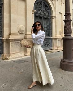 White Maxi Skirt Outfit, Modest Summer Outfits, White Maxi Skirts, Maxi Skirt Outfits, Elegant Chic, Professional Outfits, Elegant Outfit, Modest Outfits, Skirt Outfits