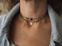 Collares gargamtilla de agatas en tonos marrones y cereza con charm de plata de ley. Collar Hippie, Diy Friendship Bracelets Patterns, Brown Jewelry, Friendship Bracelets Diy, Coral Jewelry, Diy Crafts Jewelry, Christmas Jewelry, Jewelry Inspo