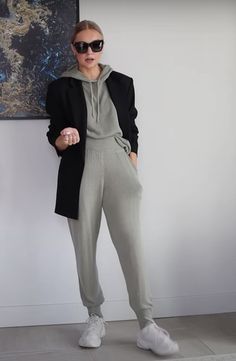 Sweatpants And Blazer Outfit, Casual Blazer Outfit Women, Outfits With Sweats, Sport Pants Outfit, Chic Sweatpants Outfit, Joggers Outfit Women, Athleisure Jumpsuit, Sweat Suits Outfits, Suits And Sneakers