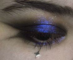 Blue Eyes Blue Mascara, Cool Makeup For Hooded Eyes, Blue Halo Eye Makeup, Halloween Makeup For Hooded Eyes, Night Sky Eye Makeup, Crystals Makeup Look, Editorial Makeup Hooded Eyes, Grunge Editorial Makeup, Cosmic Makeup Looks