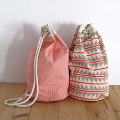 bags. Sew a tube with a pouch thing on top. string through it= drawstring bag… Diy Sac Pochette, Diy Sy, Canvas Beach Bag, Drawstring Bags, Cute Bags, Sewing Bag, Diy Bag, Duffel Bag, Leather Accessories