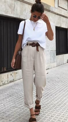 Áo Blu, T Shirt Branca, Beige Pants, Neutral Outfit, Mode Inspo, Inspired Outfits, Edgy Outfits, Classic Outfits