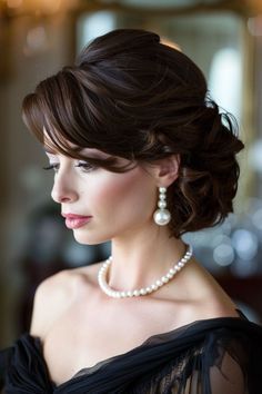 Brown Hair Inspiration, Mob Boss, Short Shaved Hairstyles, Chic Short Hair, Vacation Hairstyles, Mob Wife, Side Bangs