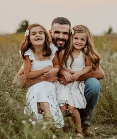 Family With 2 Kids Photoshoot, Older Family Of 4 Picture Poses, Family Photoshoot Ideas With Older Kids, Family Picture Poses With Older Kids, Family Of 4 Picture Poses Older Kids, Family Poses With Older Children, Family Photoshoot Poses Older Kids, Big Family Photography, Family Of 4 Photoshoot