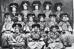 Imperial Asia — Few shots from the Qing Court circa 1900 Like... China History, Asian Traditional Fashion, Chinese Emperor, Cultural Fashion, Travel Collage, Chinese Aesthetic