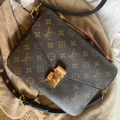 Bags Been Worn A Few Times. Brand New Condition On Inside And Outside. Louis Vuitton Pochette Metis, Bags Louis Vuitton, Inside And Outside, Louis Vuitton Pochette, Louis Vuitton Bags, Louis Vuitton Bag, Bag Lady, Louis Vuitton, Brand New