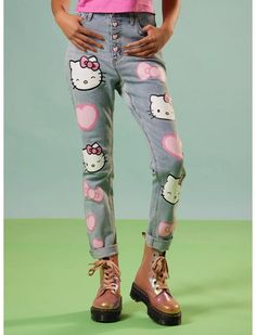 Keep your look kawaii with Hello Kitty! These Sanrio mom jeans feature prints of Hello Kitty's face, hearts and her signature bow printed down both legs. Her name is also on the back pocket. Comes with exposed pink heart-shaped buttons and cuffed ankles. Hello Kitty Hearts, Pop Culture Fashion, Hello Kitty Shoes, Kitty Clothes, Hello Kitty Clothes, Shoes Outfit Fashion, Hello Kitty Art, Tall Hoodies, Mommy Style