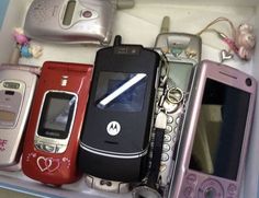 there are many different cell phones in the box