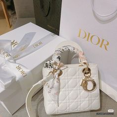 Elegant Gift Shoulder Bag With Original Box, White Shoulder Bag For Evening With Original Box, White Bags With Gold-tone Hardware As A Gift, White Bags With Gold-tone Hardware For Gifts, Luxury Cream Shoulder Bag, Designer White Bags For Gifts, Designer White Bags As Gifts, Luxury Bag With Pearl Handle For Gift, Luxury White Bags With Pearl Handle