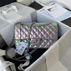 ??? SIZE:25cm Chanel 2022, Tas Bahu, Luxury Bags Collection, Handbag Essentials, Classic Flap Bag, Girly Bags, Luxury Purses, Classic Handbags, Pretty Bags