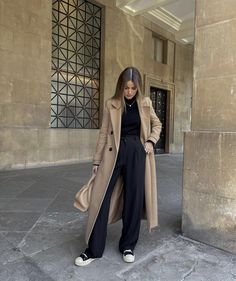 Venice Winter Outfit, January Outfits For Women, Sky Outfit, Eurotrip Outfits, Outfit Trench, Mantel Outfit, Ny Outfits, New York Outfits, Japan Outfit