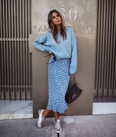 Rok Outfit, Blue Daisies, Skirt And Sneakers, Summer Work Outfits, Skirt Midi, Mode Inspo, Blue Sweater, 가을 패션, London Blue