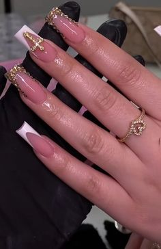 Nail Inspo With Rhinestones, Vaquera Nails, Gold Birthday Nails, Hispanic Nails, Gold Nail Set, Gold Nail Ideas, Hoco Nails, Yellow Nails Design, Fake Nails Designs