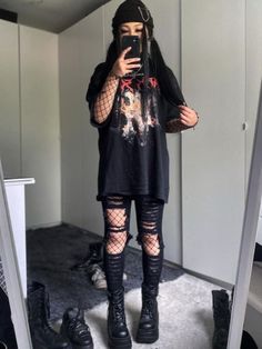 Emo Aesthetic Outfit Girl, Pop Punk Aesthetic Outfit, Heavy Metal Concert Outfit, Styl Grunge, Punk Style Outfits, E Girl Outfits, Outfits To Copy, Alt Outfits, Rock Outfits