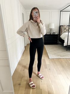 Sandals Work Outfit, Crop Leggings Outfit, Lululemon Outfit Fashion, Athleisure Outfits Winter, Cropped Hoodie Outfit, Athleisure Outfits Spring, Chic Jean Outfits, Athleisure Outfits Summer, Slides Outfit