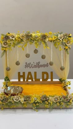 Mahendi Tray Decoration Ideas, Haldi Ceremony Tray Decoration, Haldi Ceremony Thali Decoration, Tokri Decor Wedding, Pithi Decoration Thali, Haldi Bowl Decoration Ideas, Tokri Decor, Haldi Dish Decoration Ideas, Haldi Platter Ideas