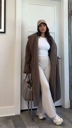 Teddy Long Coat Outfit, Winter Aesthetic Outfits For Women, Winter Coffee Outfit, Outfit With Coat Winter, Brown Coat Outfits For Women, Long Fluffy Coat Outfit, Outfits With Teddy Coat, Teddy Coat Outfit Black Women, New York Outfits Ideas