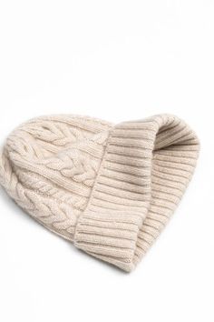 the cable knit beanie in beige