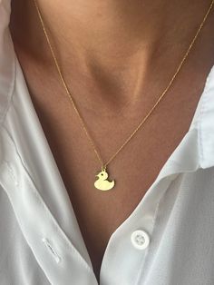 Cute duck for cute ones 🦆 Get this beautiful minimalist jewelry made with the quality of perfect elements✨ You can choose 925K Sterling Silver with the options of Gold, Rose Gold or White Gold colors. High quality jewelry for everyone 🤍  Details * 925K Sterling Silver Option → 14K Gold, Rose Gold or White Gold plated * Chain length is approximately either 18 inches / 45 cm or 22 inches / 55 cm 18 inches (16+2 in extender) / 45 cm (40+5 cm extender) 22 inches (20+2 in extender) / 55 cm (50+5 cm extender) * Time is everything! You will receive your package as soon as possible 🚚  * We care about the quality of metal to make sure it will last for a long time * We use enamel technique to color the jewelry and high quality zircons only * There can be tiny differences on each item. Length diff Duck Jewelry, Duck Necklace, Plastic Duck, Serpent Jewelry, Personalized Charm Necklace, Animal Necklace, Cute Duck, Lovers Necklace, Yellow Jewelry