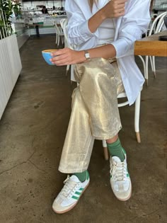 Sheer Aesthetic Outfit, On Trend Outfits 2023, Mary Ralph Lawson Style, Colorful Chic Outfit, Athens Street Style, Stile Boho Chic, Gold Pants, Paris Mode