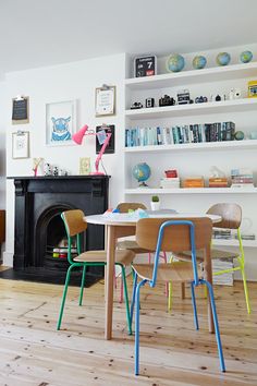 an image of a living room with furniture and bookshelves on the shelves above