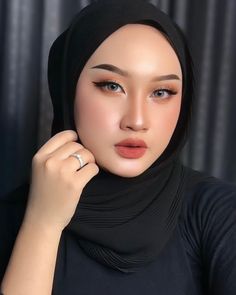 Make Up Bold Look, Make Up Looks Bold, Makeup Flawless Natural, Natural Bold Makeup Looks, Make Up Bold Hijab, Eye Makeup Graduation, Look Make Up, Bold Make Up, Different Makeup Looks Style