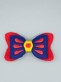 -Cute felt and sewn snow white bow Snow White Hair, Princess Hair Bows, White Hair Bows, Snow White Party, Snow Princess, Princess Hair, White Princess, Princess Hairstyles, Seven Dwarfs