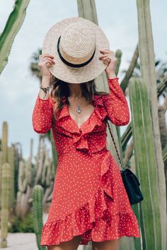 Zara se inspira en el vestido The Diane red dress de Realisation Par y huye de toda connotación sexista Mode Tips, Red Polka Dot Dress, בר מצווה, Long Sleeve Wrap Dress, Red Dress Short, Beauty Dress, Printed Wrap Dresses, Red Polka Dot, Inspired Outfits