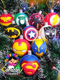 Esfera mujer maravilla, esfera limterna verde, esfera spiderman, esfera flash, esfera batman, esfera capitan america, esfera Pantera negra, esfera iron man, esfera superman Marvel Ornaments Diy, Nerdy Christmas Tree, Disney Christmas Diy, Marvel Ornaments, Spiderman Christmas, Diy Seasonal Decor, Christmas Tree Ornament Crafts