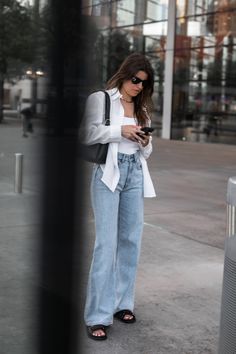 Outfit Inspo Black Women Streetwear, Wide Leg Jeans With Sandals, Flare Jean Summer Outfit, Wide Leg Jeans Pants Outfit, Palazzo Jeans, Blue Wide Leg Jeans Outfit, How To Style Wide Leg Jeans Casual, Wide Leg Jeans Outfit Ideas, Wide Leg Black Jeans Outfit