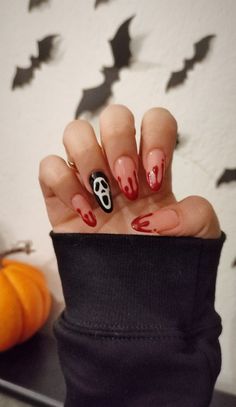 Halloween Nails Scream Face, Nail Ideas Scream, Fall Nails Easy Designs, Easy Ghost Face Nails, Cute Ghostface Nails, Simple Ghostface Nails, Scream Nails Easy, Halloween Nail Inspo Easy, Holoween Nail Design