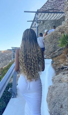 Blonde Braids With Curls At The End, Boho Sheek Outfits, Brown Box Braids With Blonde Highlights, Ocean Wave Braids, Hair Styles For Black Girls Braids Ideas, Box Braids Hairstyles With Curls, Summer Box Braids, Braids Ideas For Black Women, Summer Braids For Black Women