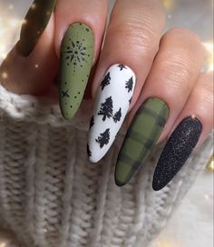 Green Christmas Nail Ideas, Green Christmas Nail, Nye Nails, Nail Art Noel, Pretty Fingers, New Years Eve Nails, Nail Board, Christmas Gel, December Nails