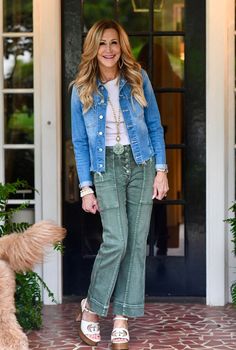 How To Wear A Denim Jacket Over 50 - Outfit Ideas +styling Mommy Jeans, Style Over 50, Outfit Jean, Classy Fall Outfits, Denim Looks, Gucci Sandals, Fall Transition Outfits, Olive Green Pants