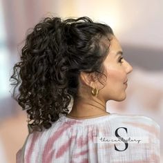 A ponytail hack for long curly, heavy hair. Two hidden hair accessories will do the trick! Chic High Curly Ponytail - Tutorial Loose Ponytail Curly Hair, Curly Hair High Pony, Curly High Pony, Costa Aesthetic, Curly Hair High Ponytail, Natural Curly Ponytail, Curly Hair Ponytail Styles, Ponytail Curly Hair, Bridesmaid Ponytail