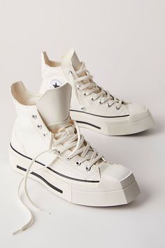 Boy Snaps Pic, Converse Style Women, Converse New, White High Tops, Converse Chuck 70, Sneakers Addict, Chuck 70, Converse Chuck Taylor All Star, Crazy Shoes