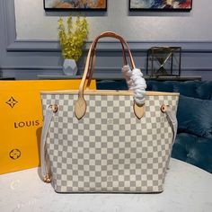 Description L.V Neverfull MM Tote Bag Damier Azur Canvas Rose Ballerine Pink For Women, WoBags, Shoulder Bags 12.2in/31cm LV N41605 Rep 1:1 The Neverfull MM tote unites timeless design with heritage details. Made from fresh Damier Azur canvas with natural trim, it is roomy yet not bulky, with side laces that cinch for a sleek allure or loosen for a casual look. The slim handles slip easily over the shoulder or arm. Lined in colorful textile, it features a removable pouch which can be used as a clutch or an extra pocket. 31 x 28 x 14 cm   / 12.2 x 11 x 5.5 inches (Length x height x width) Rose Ballerine Pink Damier Azur coated canvas Striped textile lining Gold-color hardware 4 side laces Hook closure Flat, textile-lined zipped inside pocket Removable zipped pouch D-ring Handle: Double Incl Louis Vuitton Felicie Pochette, Lv Neverfull Mm, Louis Vuitton Artsy Mm, Beige Tote, Lv Neverfull, Monogram Backpack, Louis Vuitton Artsy, Neverfull Mm Monogram, Beige Bag