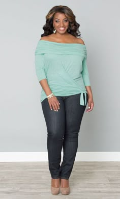 Blue off the shoulder sweater top Plus Size Style Inspiration Womens Apparel #UNIQUE_WOMENS_FASHION Unique Womens Fashion, Look Plus Size, Outfit Plus Size, Bateau Neck, Solid Green, Plus Size Beauty, Look Plus, Look Chic