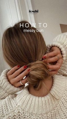 So einfach kannst du dir deinen Messy Bun selbst zuhause nachmachen:   • Step 1: Binde deine Haare zu einem lockeren Zopf zusammen  • Step 2: Wickel dein Haar nun im Uhrzeigersinn um das Haargummi  • Step 3: Et voilá - dein Messy Bun ist fertig! Tipp: für einen besonders Casual-Look fixiere deinen Dutt noch mit einem Scrunchie Messy Bun With Scrunchie, Messy Bun Anleitung, Messy Bun Tutorial, Bun Tutorial, School Hair, Casual Hairstyles, Quick Hairstyles, Hair Tutorials, Hairstyles For School