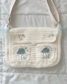 a crocheted purse with two sheeps on it