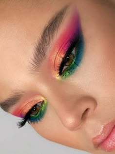 Pride Make Up Ideas, Tropical Eye Makeup, Make Up Looks Colorful, Colorful Glam Makeup, Pride Eye Makeup, Bright Colorful Eye Makeup, Bold Eye Makeup Looks, Colourful Makeup Looks, 80s Eye Makeup