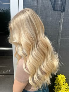 Light Golden Blonde Hair, Warm Golden Blonde Hair, Gold Blonde Hair, Blonde Hair Trends, Yellow Blonde Hair, Light Golden Blonde, Butter Blonde, Warm Blonde Hair